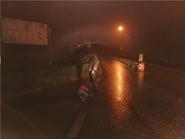 女子赌气出走昏倒在雨中 江津警方深夜撑伞救助